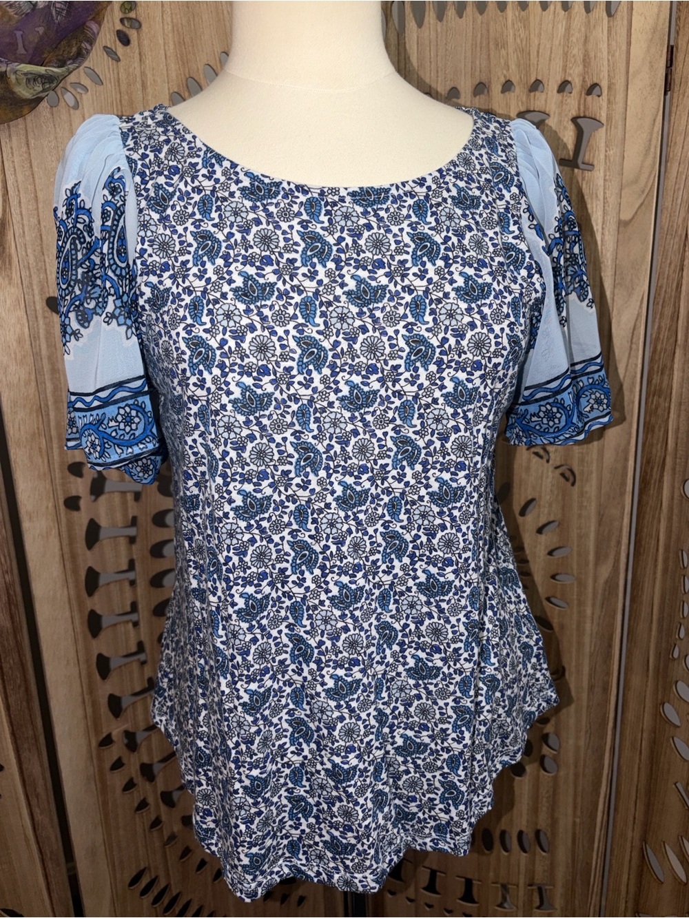 LUCKY BRAND - Floral sheer sleeve top with keyhole back - Medium